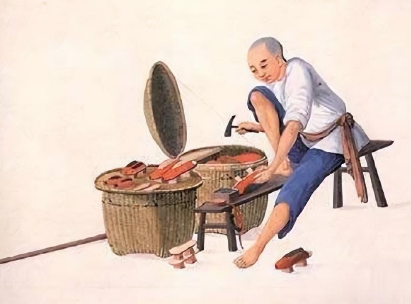 中国古代没有胶鞋，下雨天之后古人都是穿什么来防水？

古代人们面对连绵的雨季有着