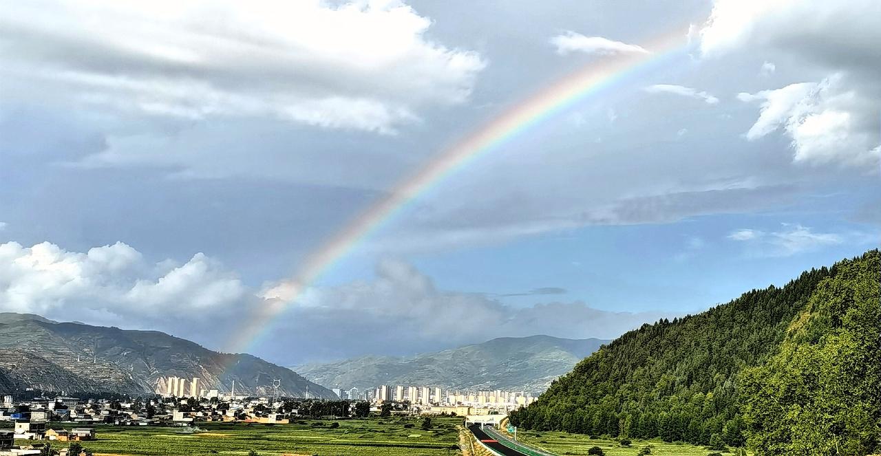 彩虹映山川，绿意满人间。自然彩虹 彩虹风景照 初晴见彩虹
