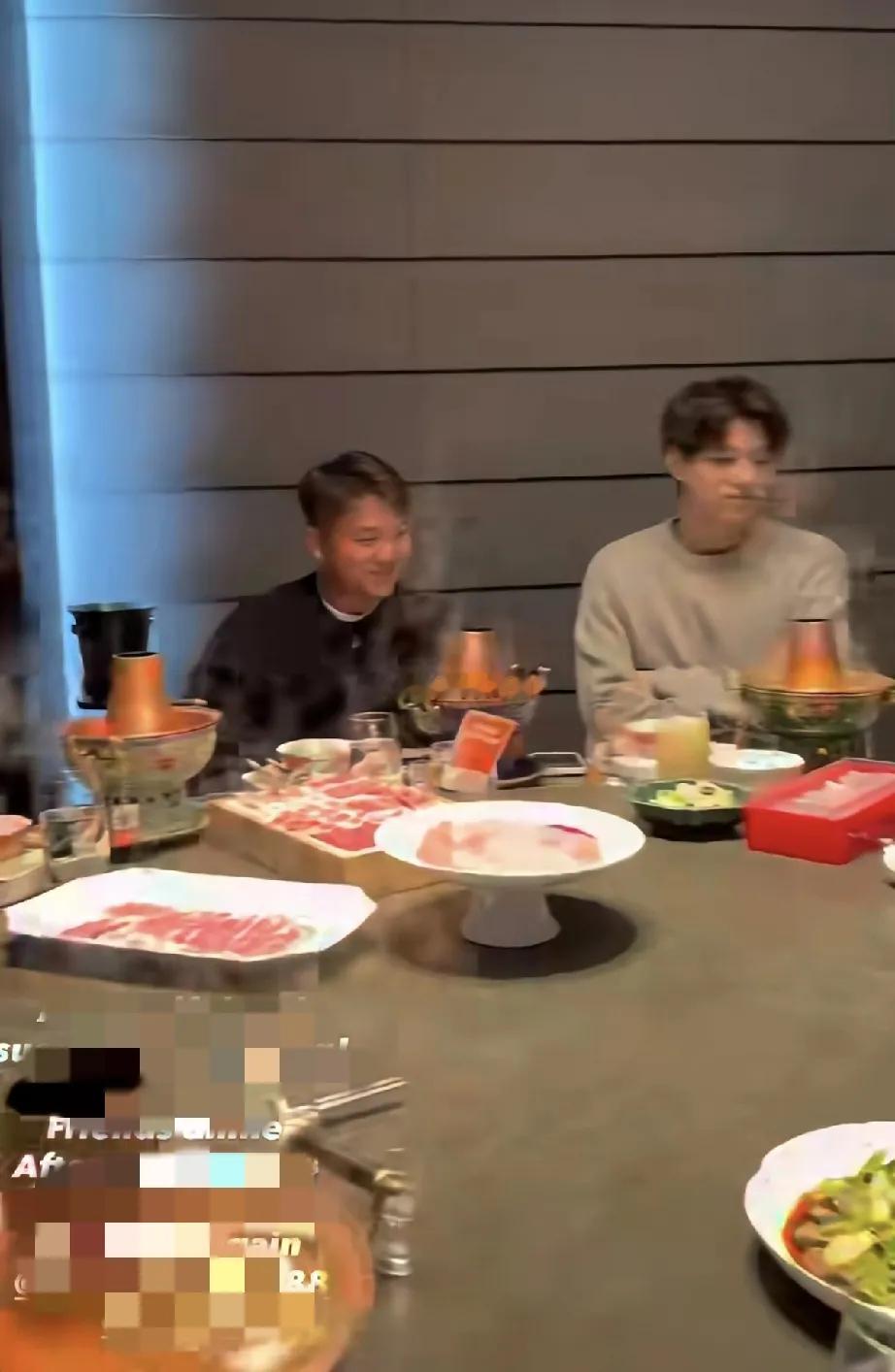 11月30日，黄雅琼与刘雨辰真够意思，白天举办了隆重的婚礼之后，晚上还要宴请嘉宾