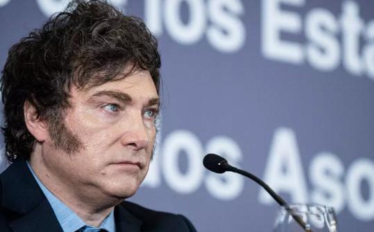 阿根廷大逆袭！米莱执政两年，通胀从211%暴跌至31%，经济增速扭负为正！谁也没