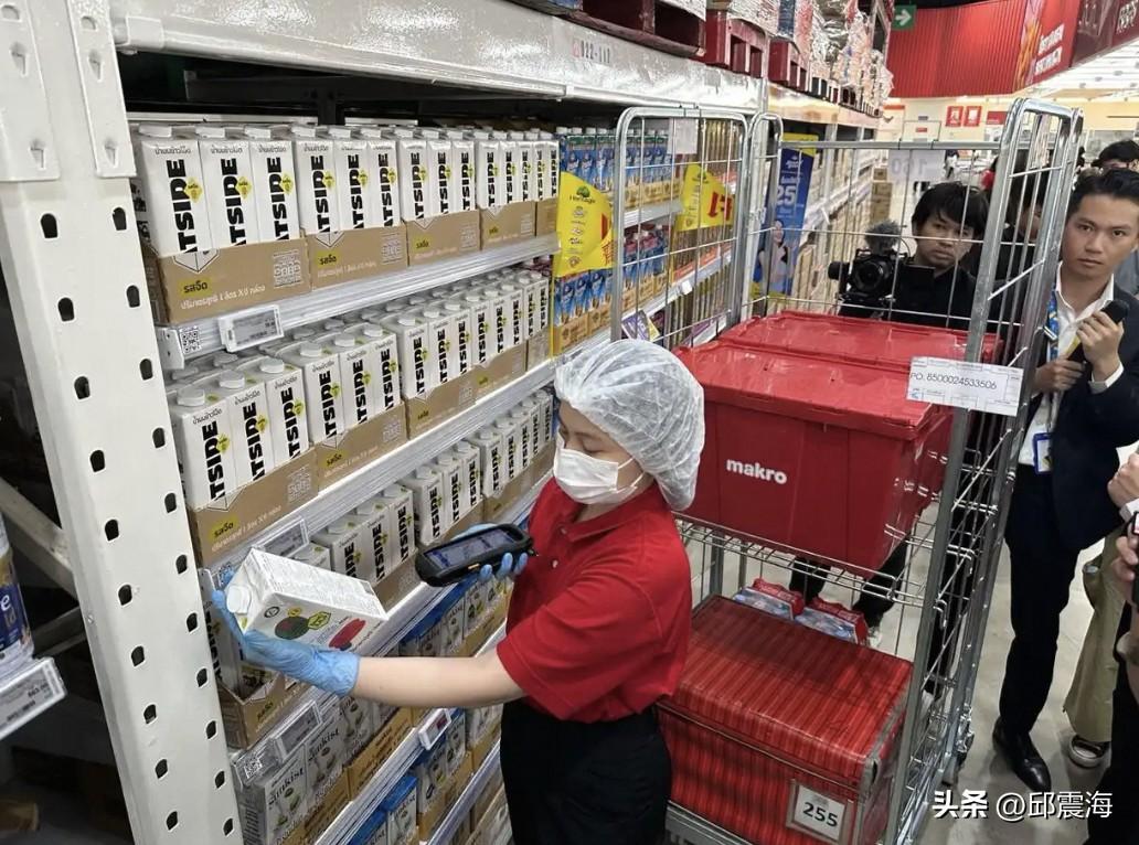 从投资中国到抄中国作业，时代彻底反转了，世界都开始向中国交学费。
 
44年前，