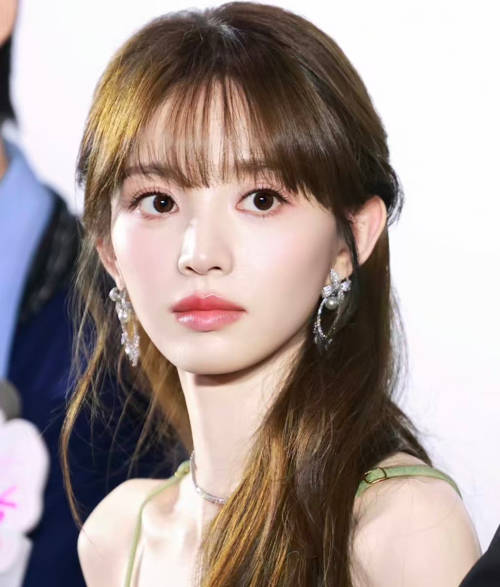 网友发帖称预测田曦薇以后会成为顶流，以下三点↓第1️⃣点:抗拒能力很硬，路人盘基