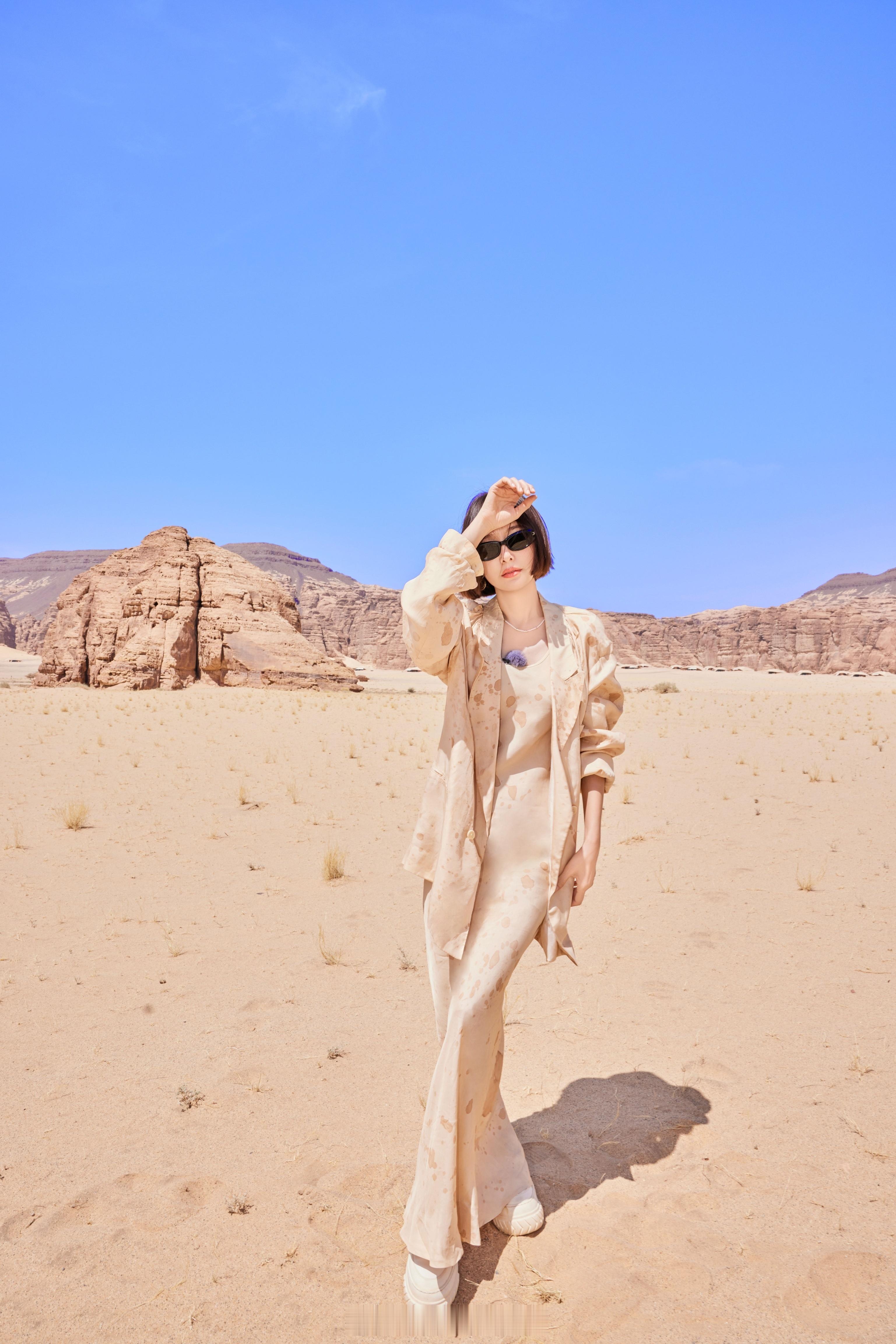 秦岚小纱巾一披氛围感拉满 