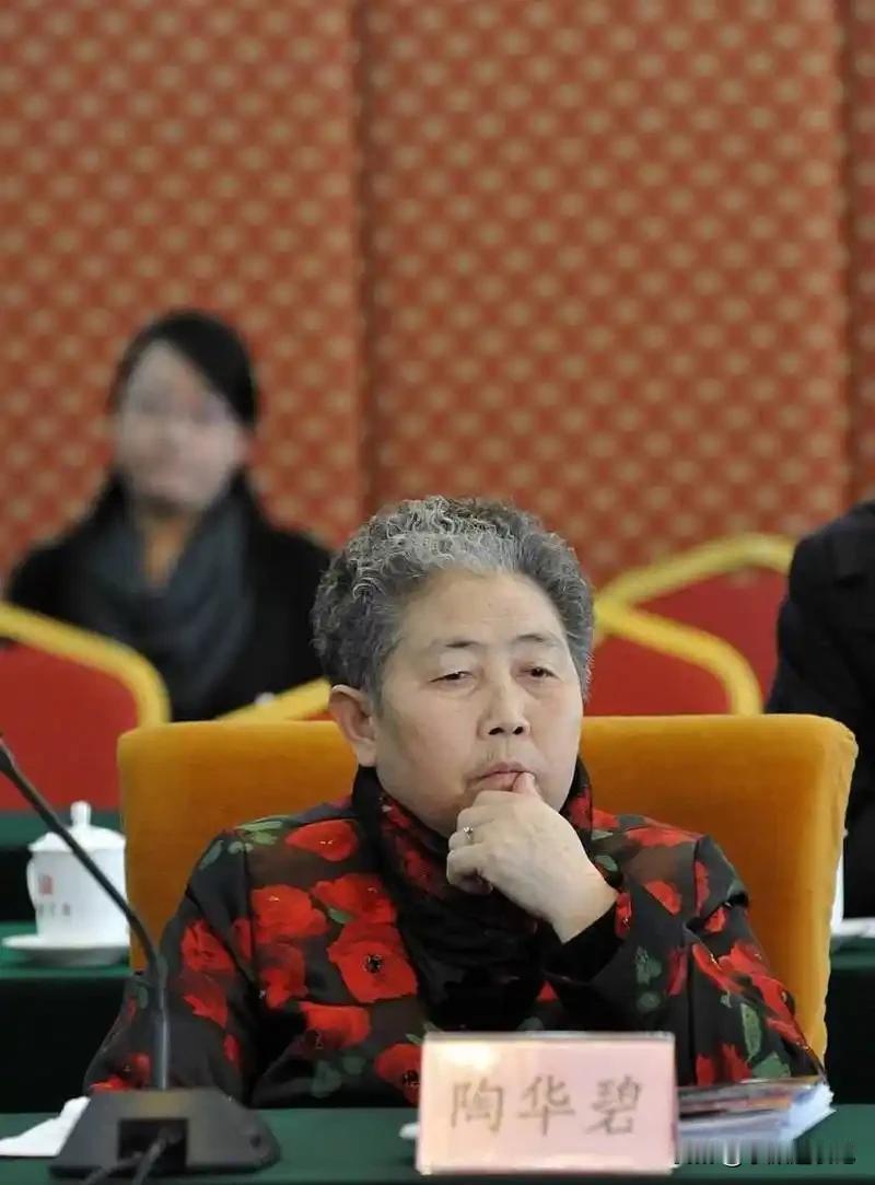 陶华碧拒绝将玻璃瓶换成成本更低的塑料瓶，董事会惊呆了！

高管们觉得她不懂生意，