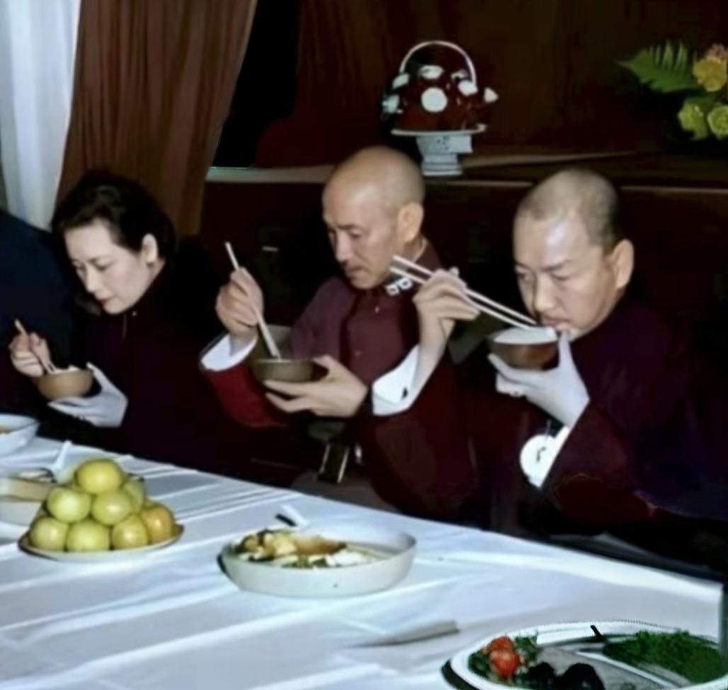 分享老历史照片1941年，在战时陪都重庆，蒋介石宋美龄戴季陶在一起用餐。想说的是