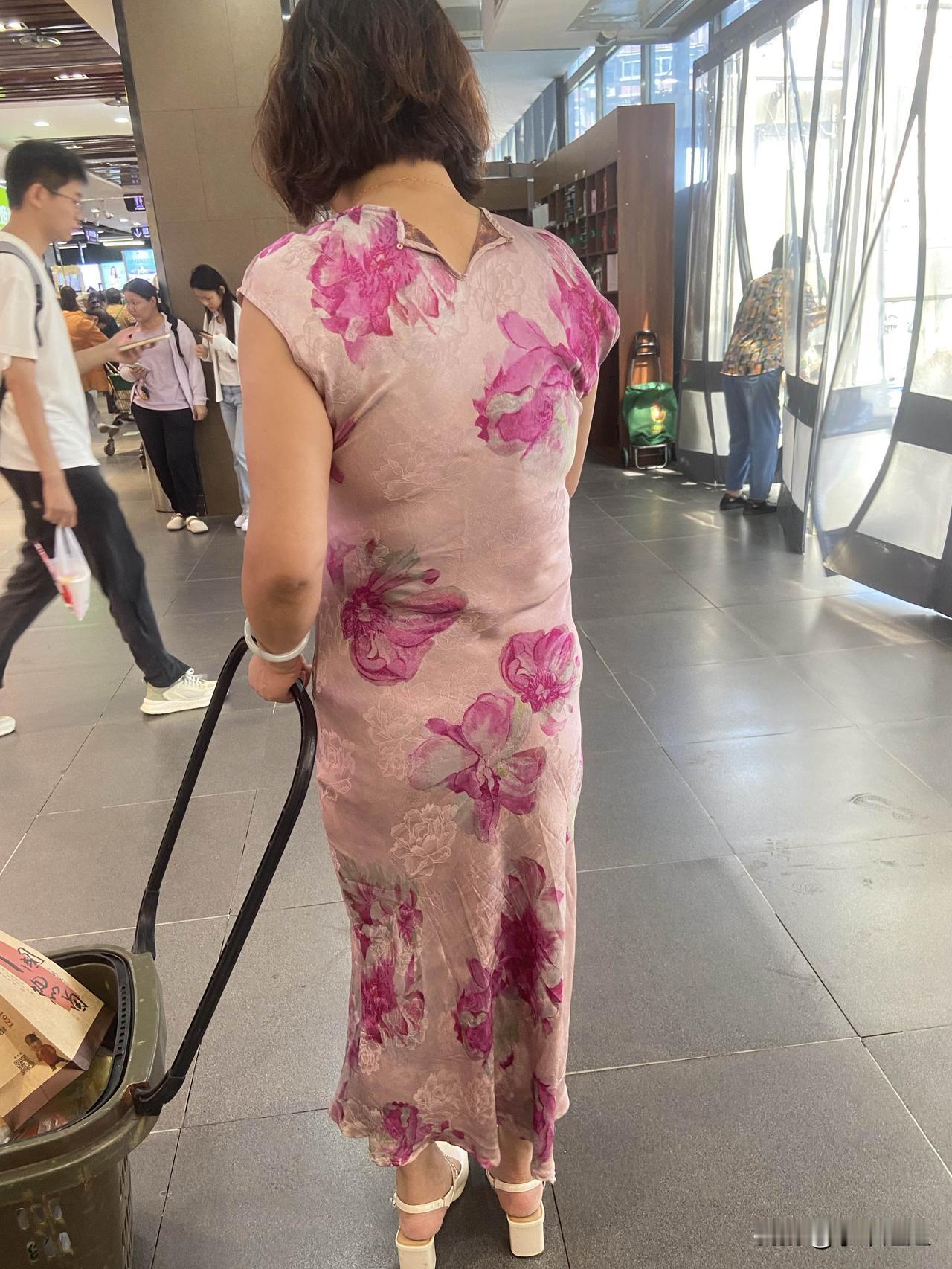 感觉裙子有点小，大姨穿着有点不合适！很可惜这么漂亮的裙子被大姨穿的没那么出彩了！