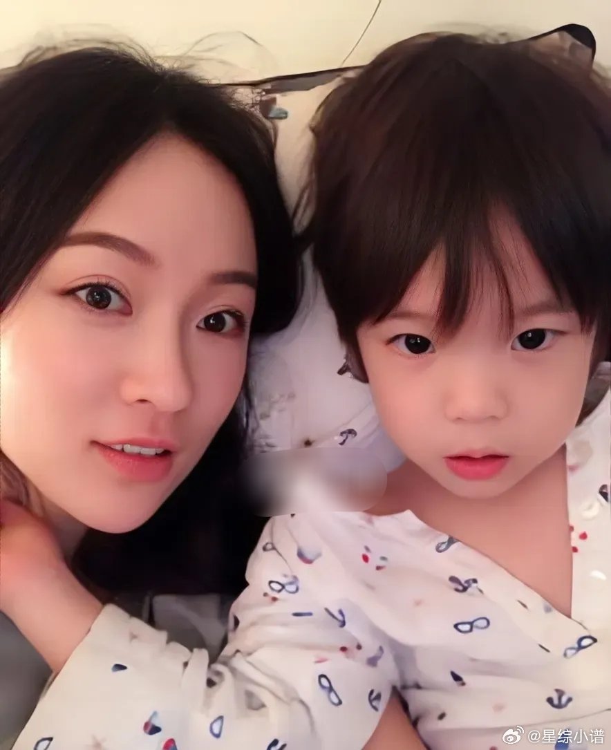 霍思燕最近带着儿子和女儿一起出门逛街。街拍中，她的女儿留着乌黑的长直发，背影和霍
