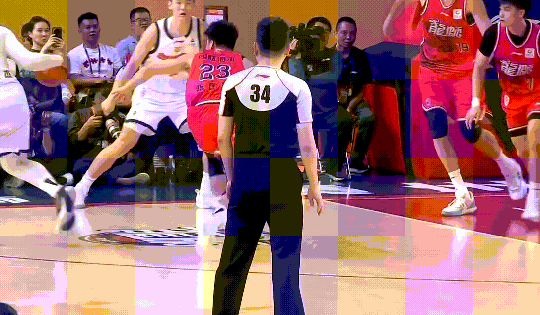 萨林杰太香了！压哨三分看得真爽啊，单节14分得分如探囊取物，这赛季广东队的外援挑