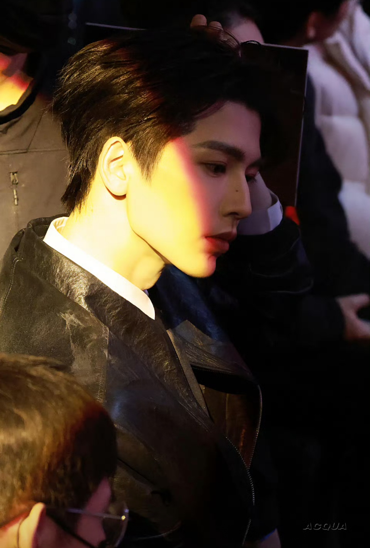 张凌赫今晚的神图来了，光打在他脸上的这一幕神性拉满了