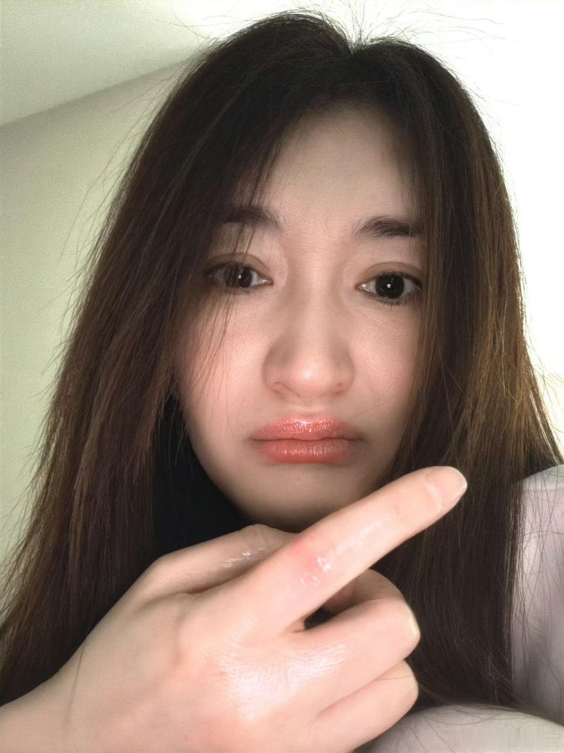 李小冉晒出自拍，手指不小心烫伤起水泡了！素颜怼脸拍依旧能打，就算受伤还很有氛围感