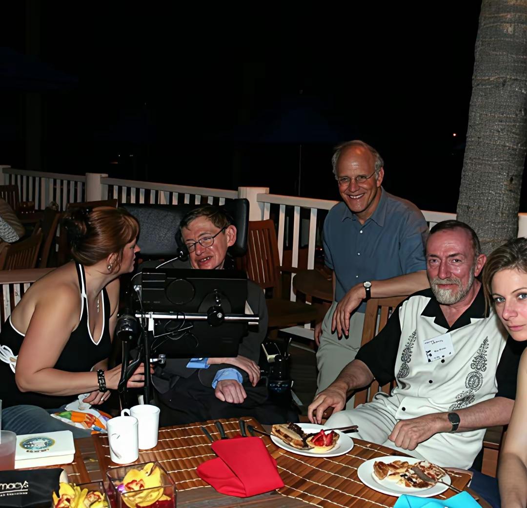 没想到，大物理学家霍金也是爱泼斯坦案件的“受害者”，照片公布出来，人们发现他生前