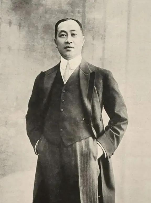 1920年，南洋“糖王”黄仲涵不顾正妻魏明娘的强烈反对，执意将一房又一房的姨太太