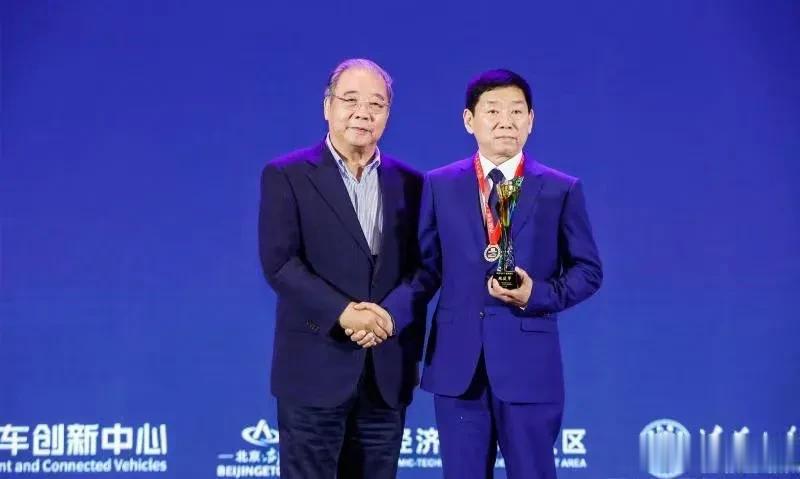 拿到中国汽车工业饶斌奖的魏建军，再一次让整个行业看到了“长期主义”的力量所在。3