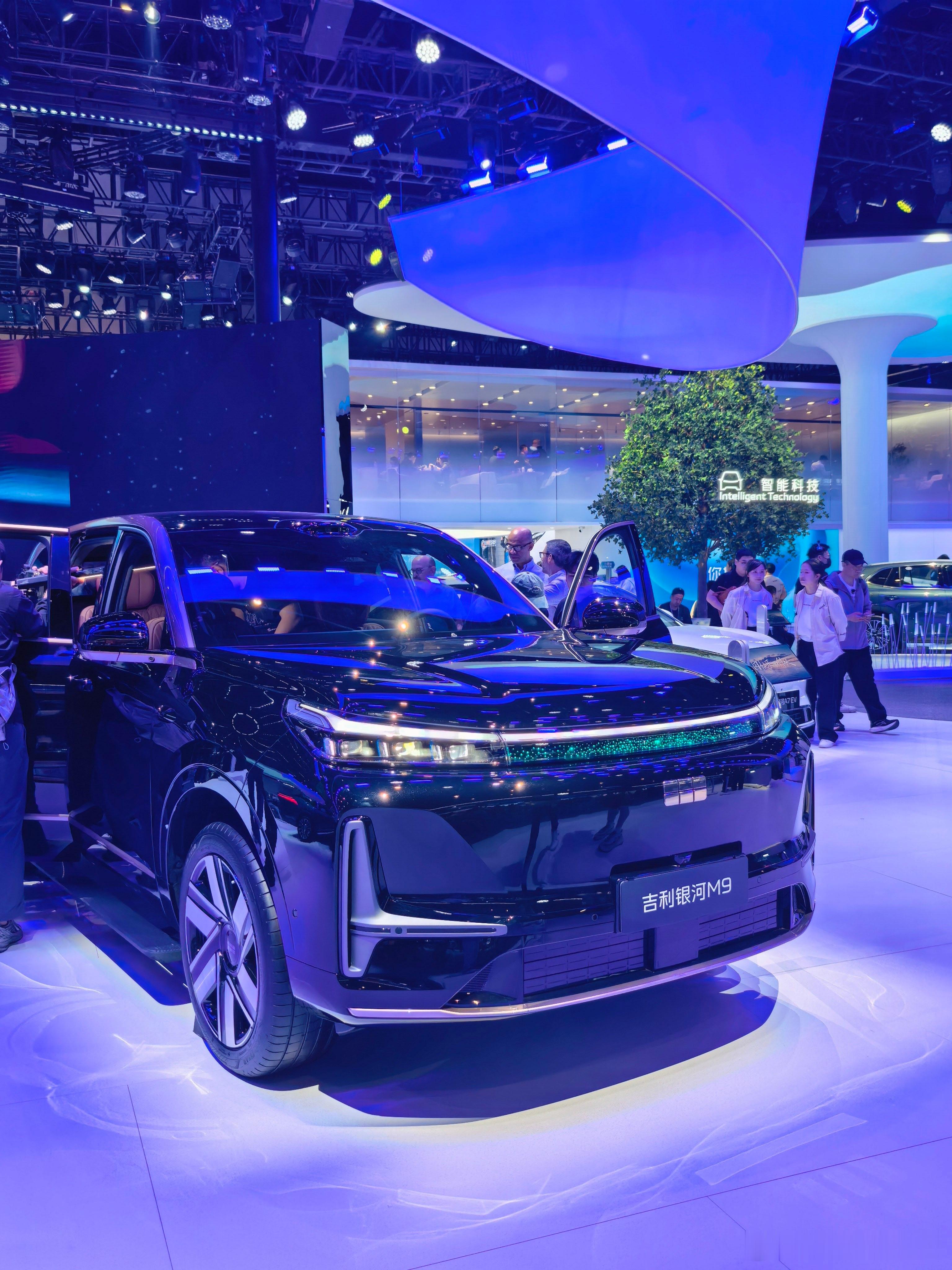 逛完北京车展吉利展台，真心觉得国产车企里，吉利是越来越稳了。今年吉利带来的原生E