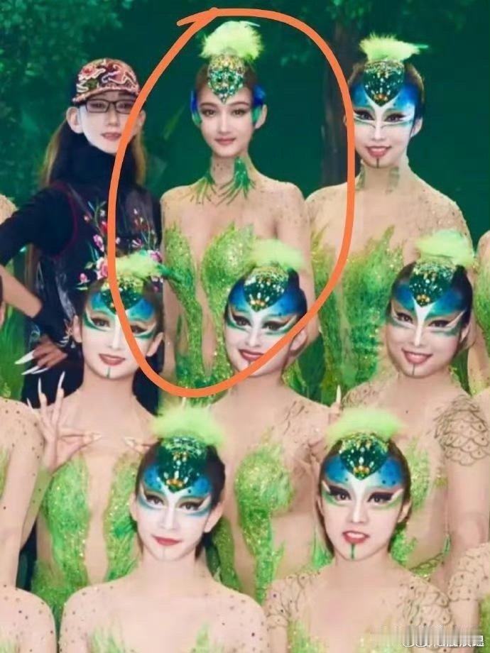 单看关晓彤骨架就显得很大 在人群中的关晓彤 骨架看起来就没那么大 