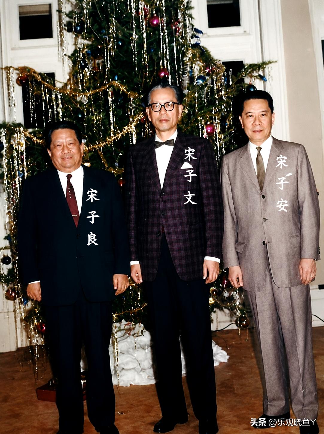 这是1960年代宋氏三兄弟在纽约过圣诞节时留下的一张老照片，这而非演戏，也不是电