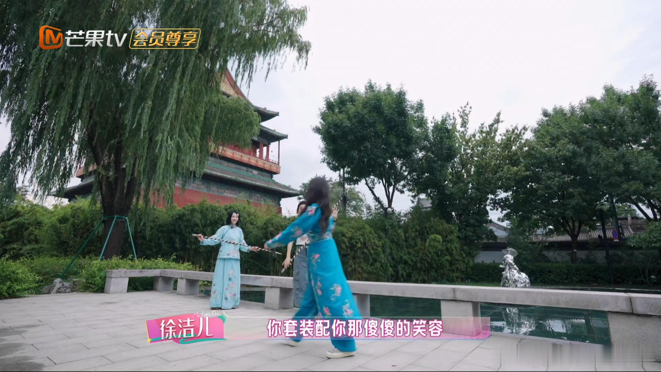 黄灿灿没有一个行为是稳重的我家那闺女正经武术教学秒变搞笑现场，黄灿灿憋笑失败，果