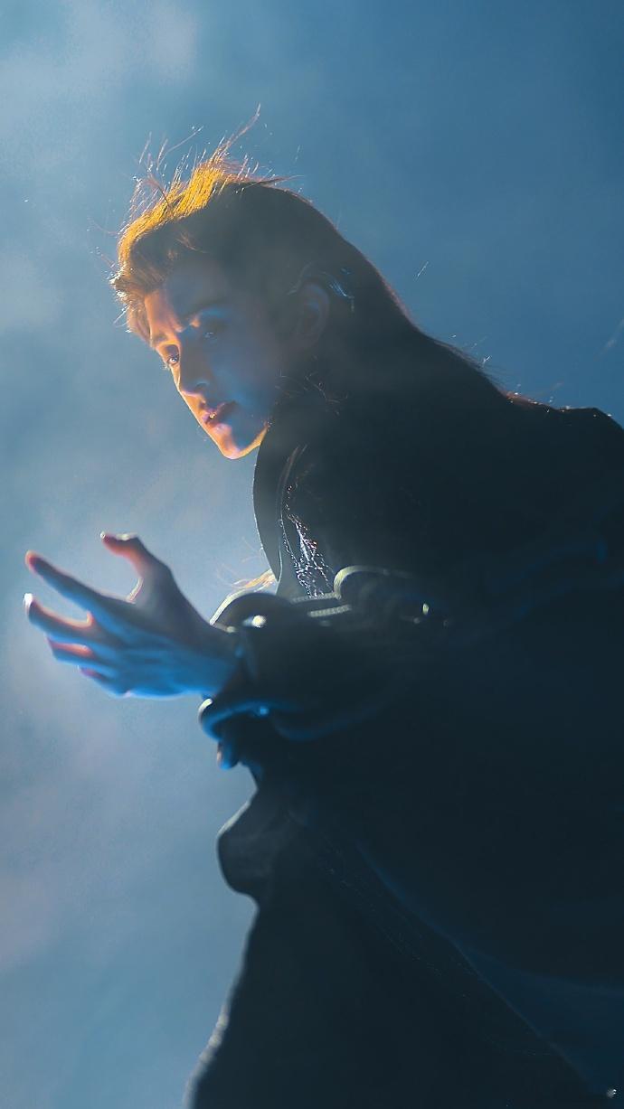 敖瑞鹏梵樾挣脱向死而生大片  敖瑞鹏重塑向死而生  敖瑞鹏以梵樾为媒介，在大片中