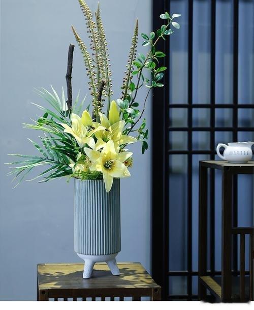 假花假草，尽是虚无缥缈财家中财位，即客厅中与入户门相对角的位置，适合摆放一些花木