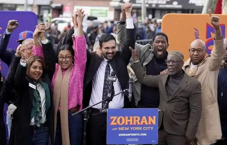 印度裔当选纽约市长，当众吃手抓饭2025年11月4日，美国纽约市选出了自己的新市