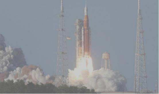 太搞笑了，美国时隔50多年重返月球，刚起飞就闹了个大乌龙，耗资百亿的飞船，厕所居