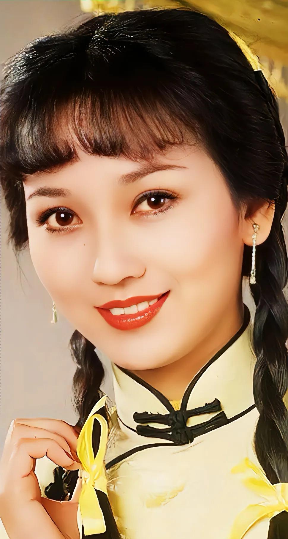 不老女神赵雅芝

美人在骨不在皮，年逾古稀的赵雅芝真的是美了一辈子。用时下流行的