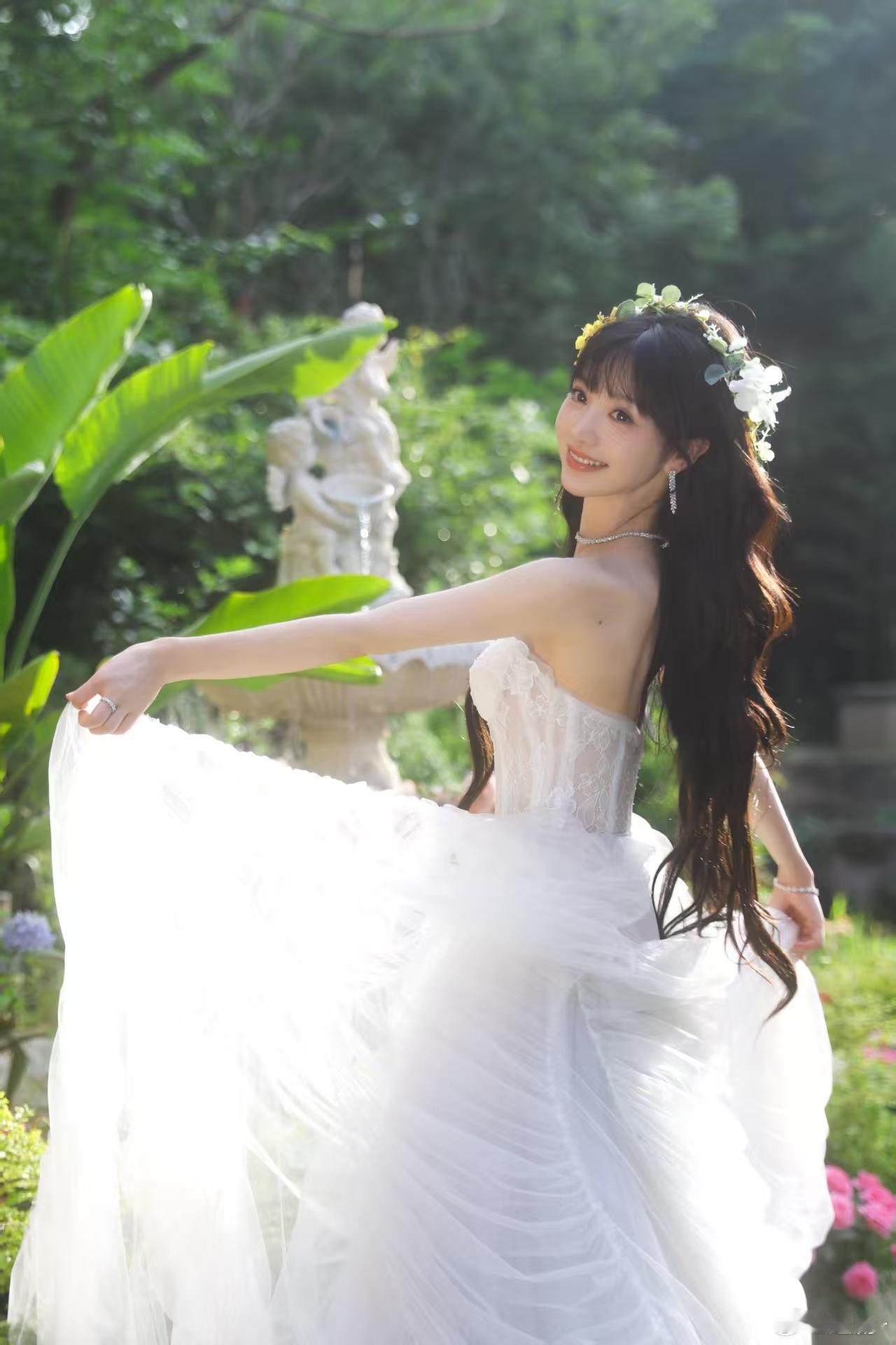 田曦薇你要嫁给我吗 田曦薇婚纱造型甜度超标了，背后那个蝴蝶结像猫耳朵一样俏皮，这