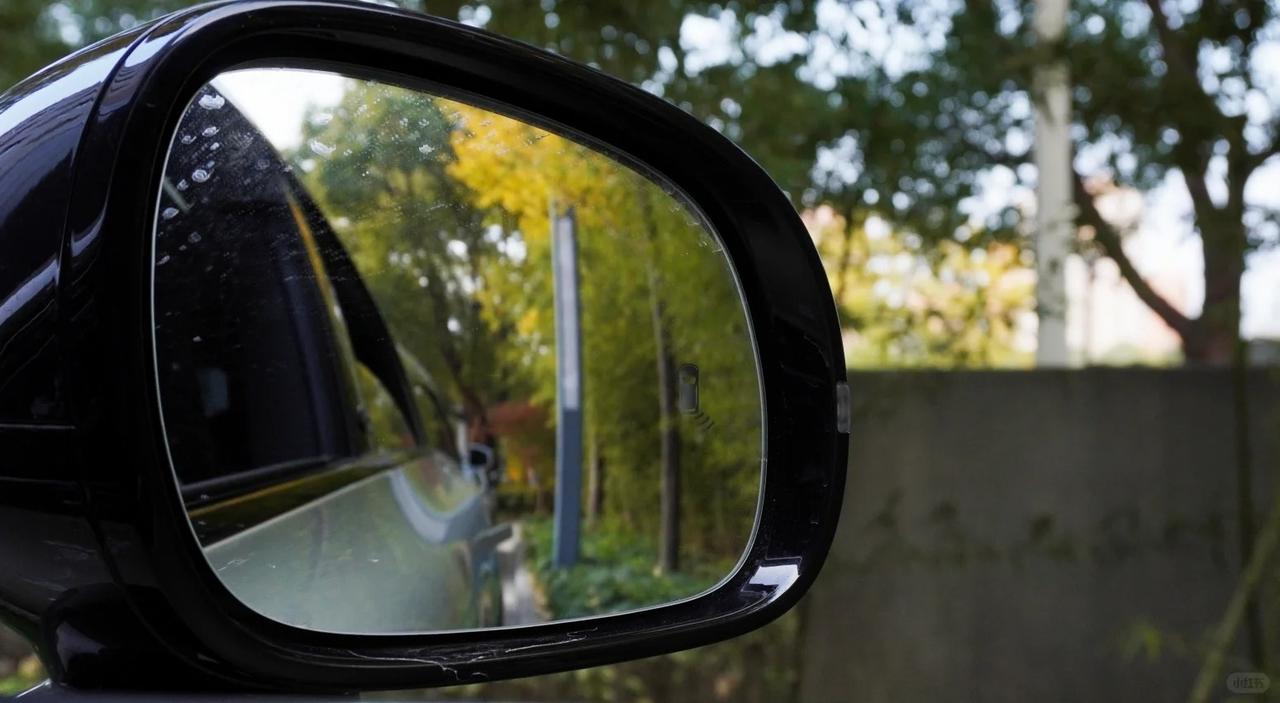 YP一键泊车，天窗“逃生”成往事
 
在我们那个“挤”名昭著的小区里，找停车位简