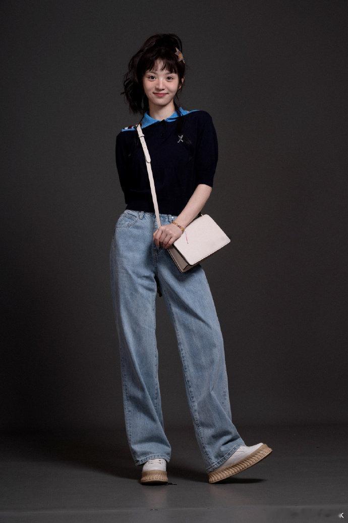 何知南新更照片~好开朗活泼~这身好适🈴️她小梨涡尊嘟太阔耐啦~[好喜欢][好喜