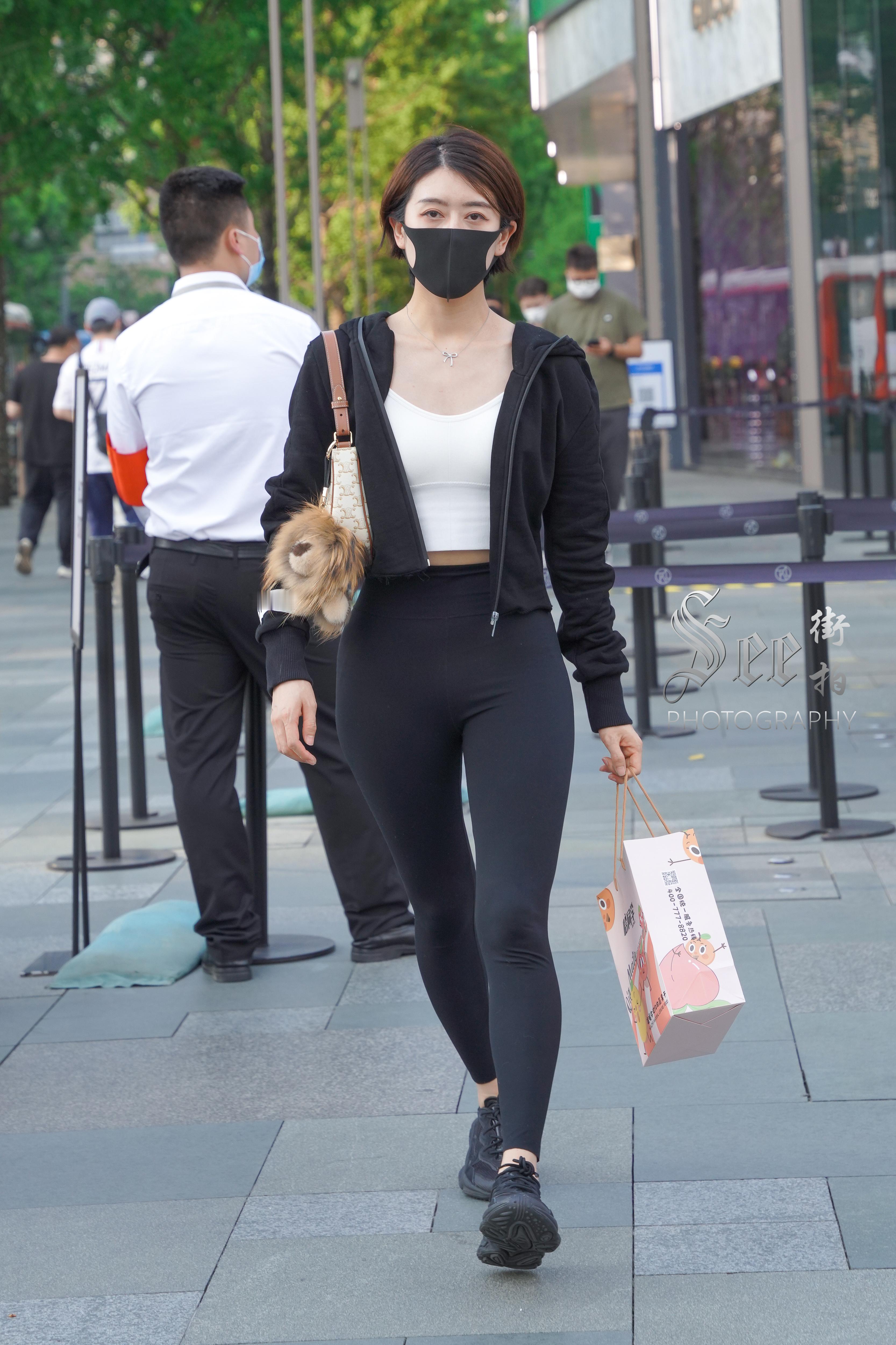黑白搭配温婉气质美~~ ​​​