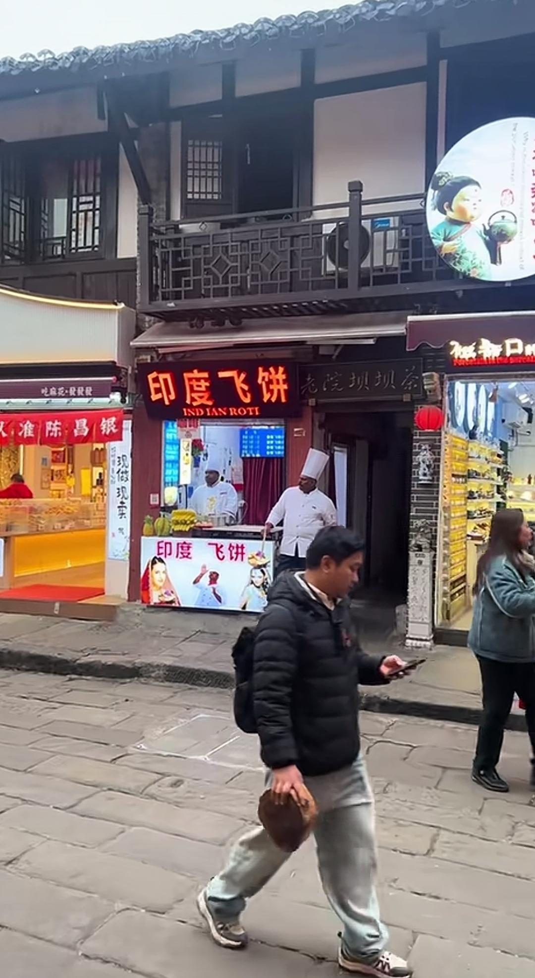 那些享有当地“外籍专家”称号，还获得1000元慰问金的印度飞饼师傅，他们开的飞饼