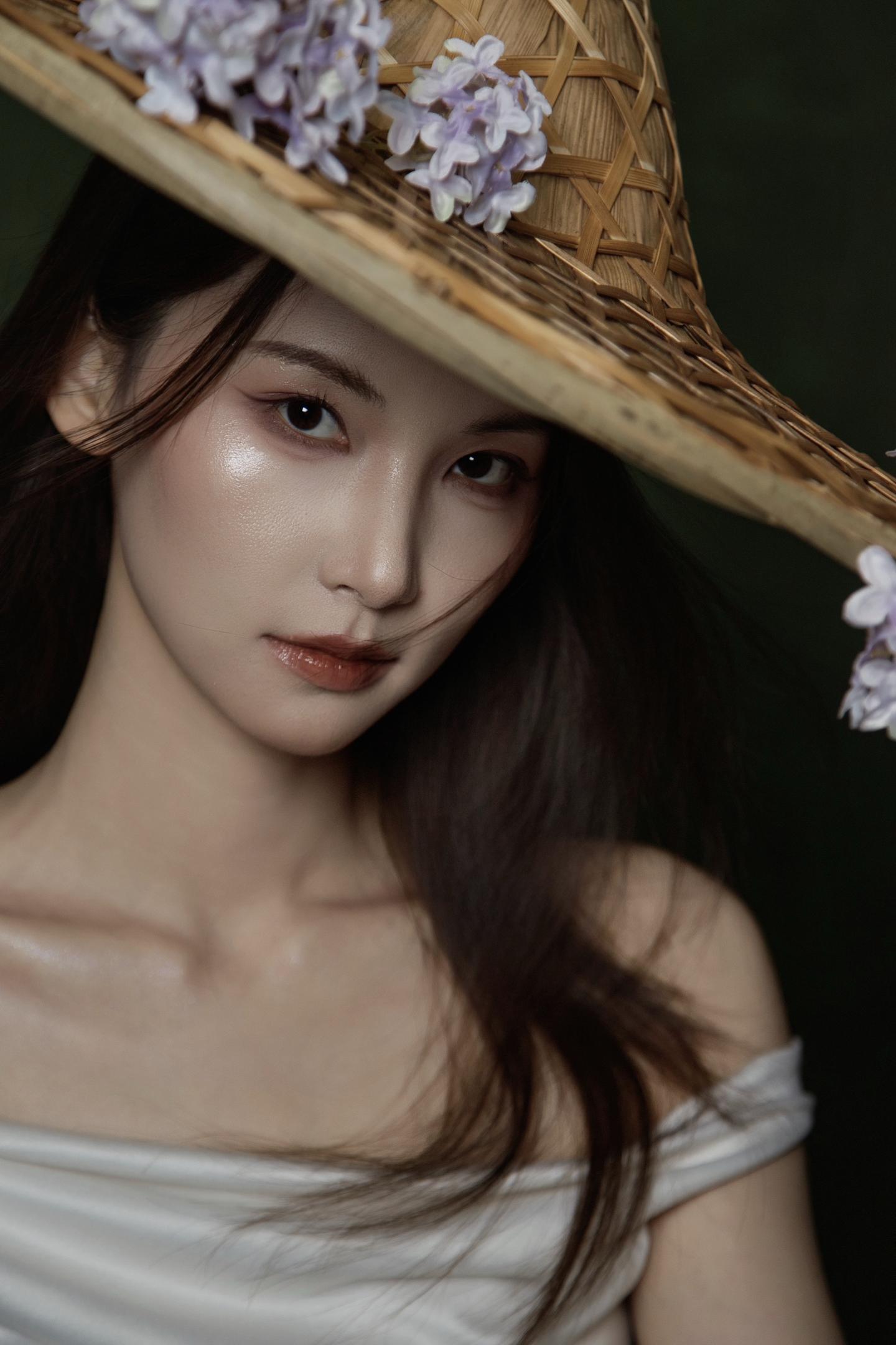 “丁香结子芙蓉绦，不系明珠系宝刀”