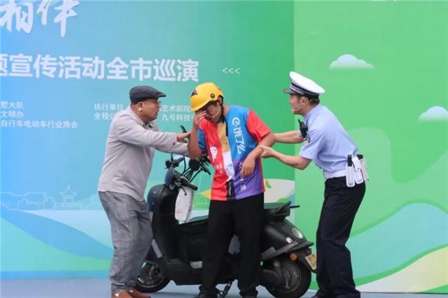“外卖小哥又闯红灯了？”杭州这场巡演，把“马路惊魂”搬上了舞台。你是不是也经常看