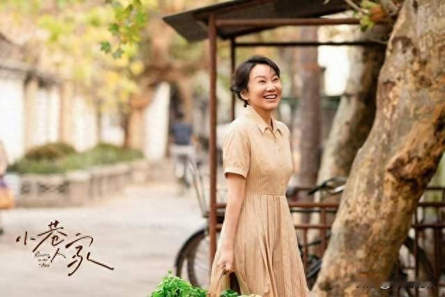 闫妮三次陪跑三大奖全网炸锅奖杯只有一座可黄玲早住进千万人心里