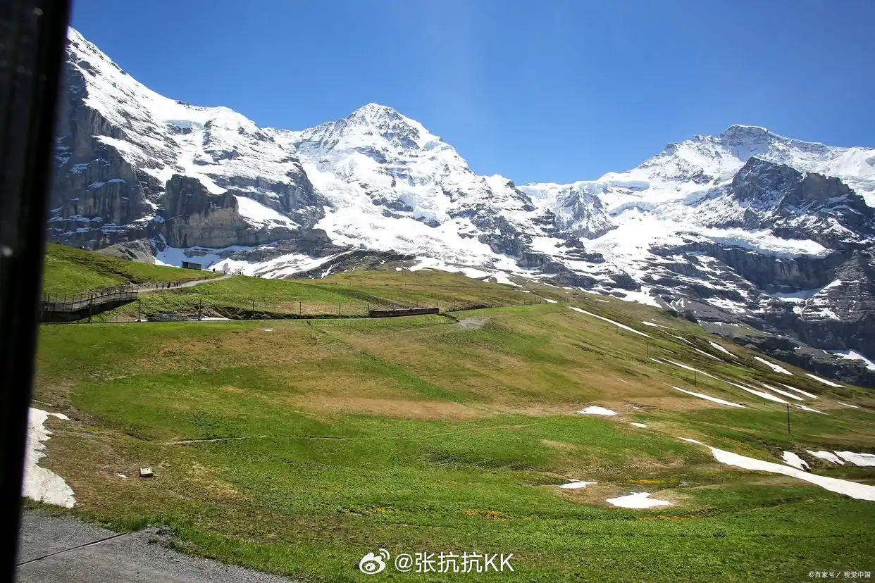 问界M6在林芝。这种“近景阳光、远景雪山”的感觉，让我回忆起15年前去的阿尔卑斯