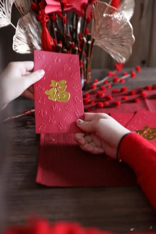 我认为不应该。我觉得孩子年纪尚小，缺乏分辨能力和支付能力，这笔压岁钱应由父母代为