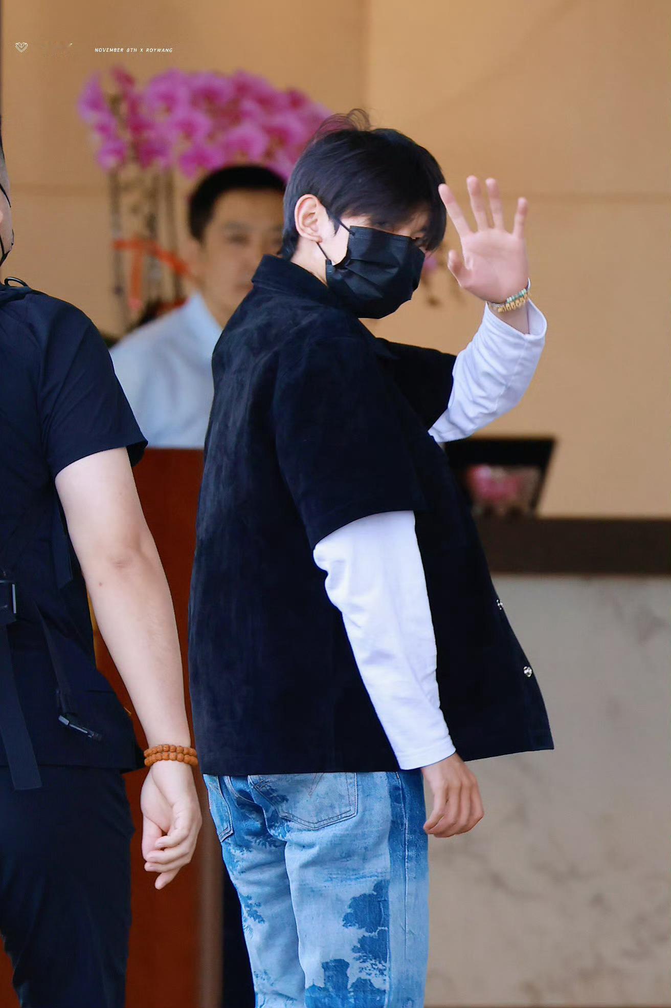 王源机场出发长沙小源的脑袋真的好圆哇！宝宝你是个芝麻汤圆[亲亲]起落平安~期待新