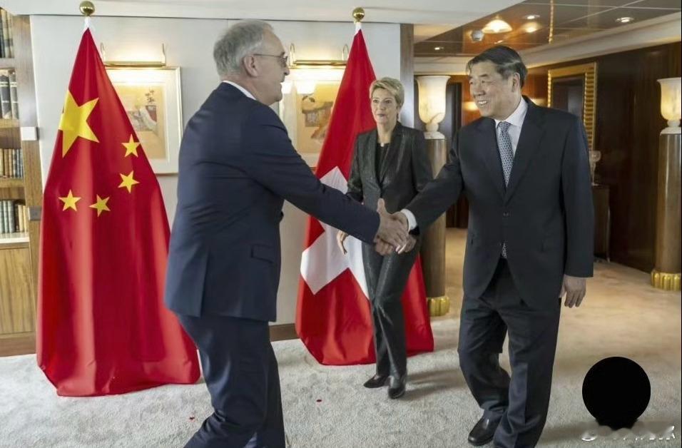 路透社:   中美贸易谈判首日结束，历时约8小时，并将于周日继续进行，双方对进展