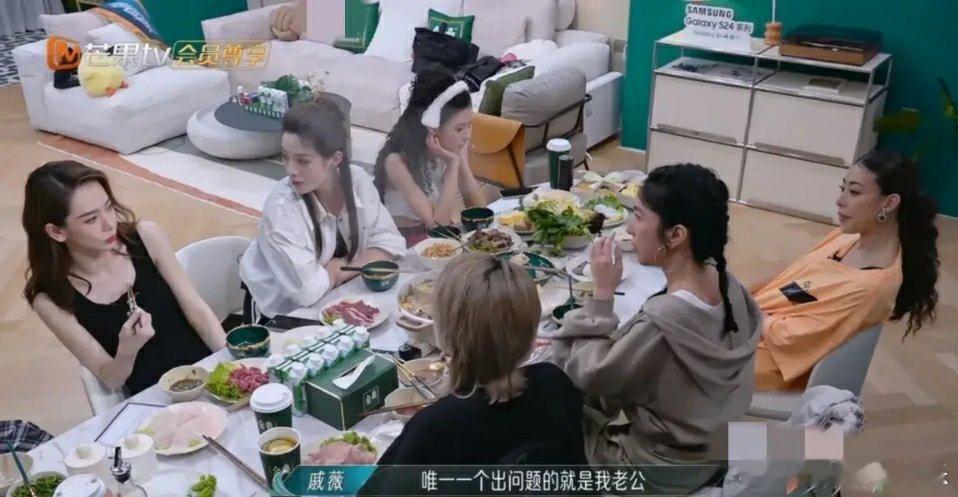 戚薇：“我拍戏唯一一次出问题的就是我老公，我们拍戏好的，他从来不看我吻戏，有的没