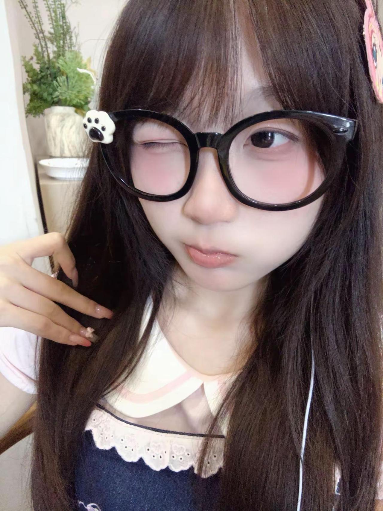 因为我漂亮喜欢我的人可以滚了，现实里没有美颜。因为我性格好喜欢我的人可以滚了，我