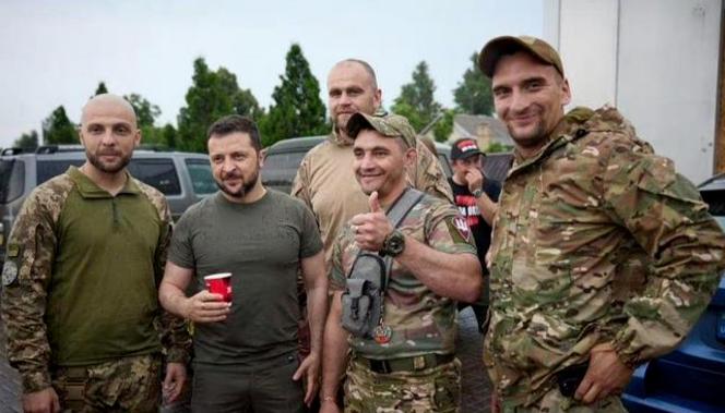 乌克兰总统泽连斯基再次身赴乌东前线，访问乌克兰霍尔蒂齐亚作战部队，“这些部队在巴