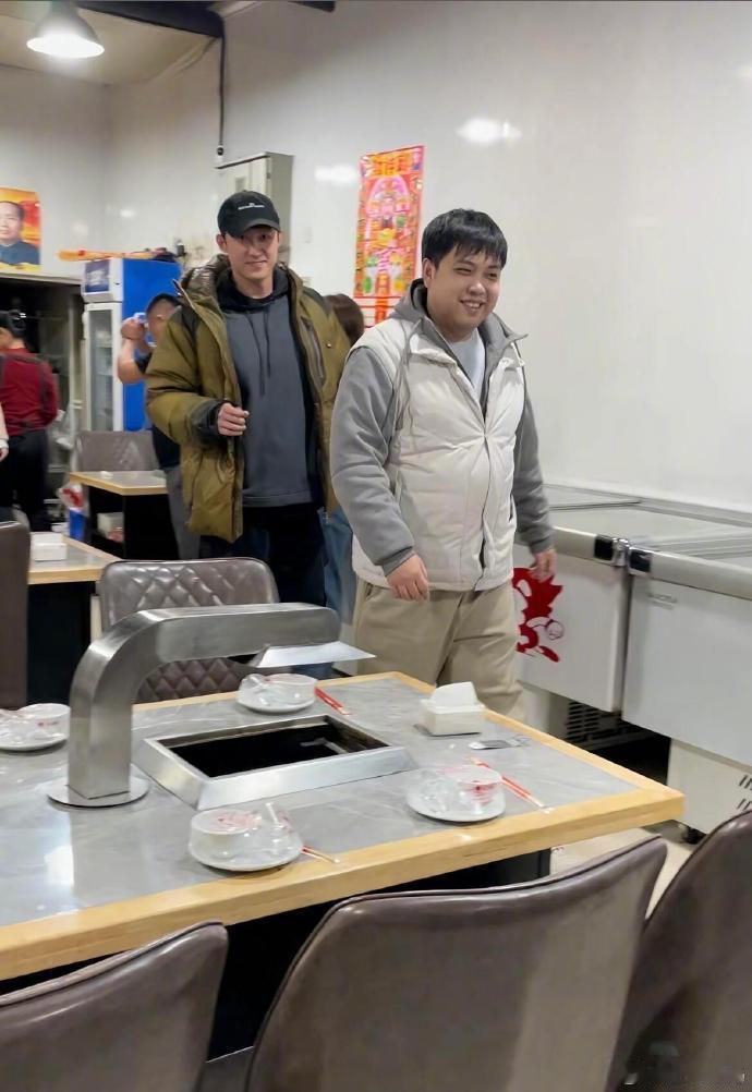 网友丹东偶遇黄景瑜 有网友在丹东偶遇黄景瑜，亲切与粉丝互动打招呼，羡慕！ 