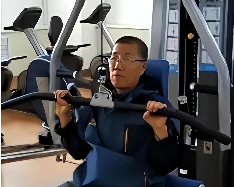 2000年，哈尔滨一个26岁小伙意外离世，他的心脏移植给了57岁的杨孟勇。没想到