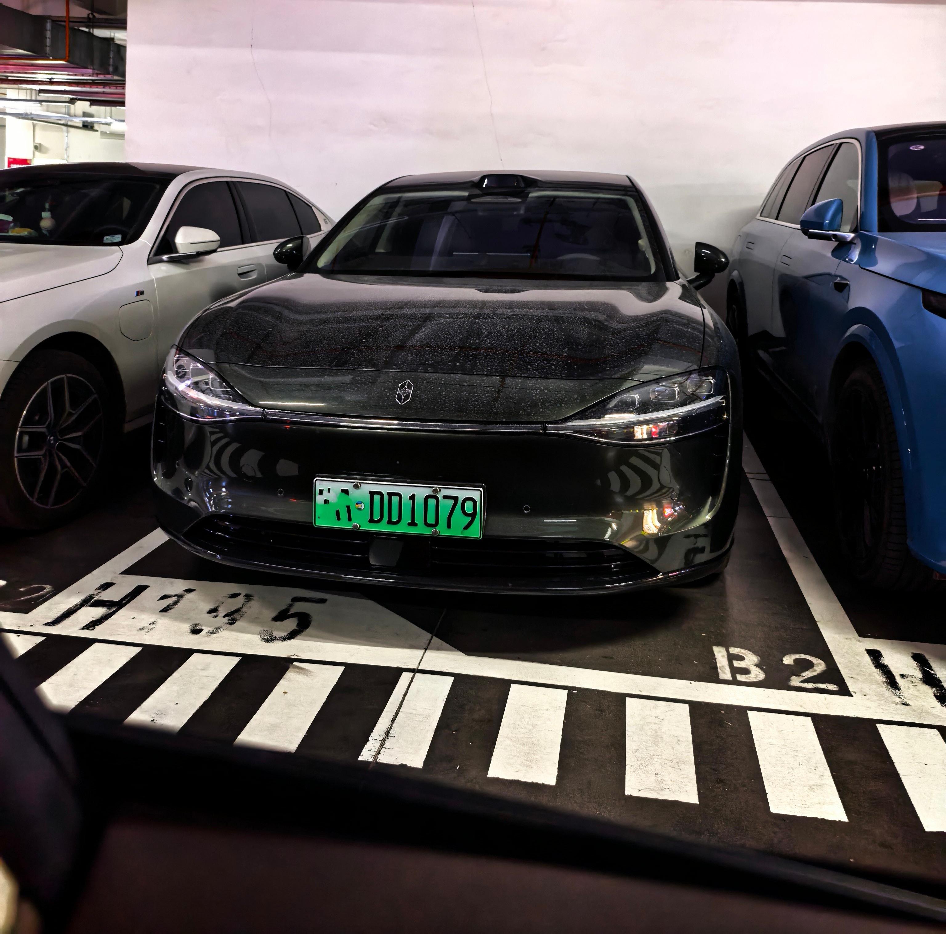 今天地库停车偶遇一辆绿色享界S9T