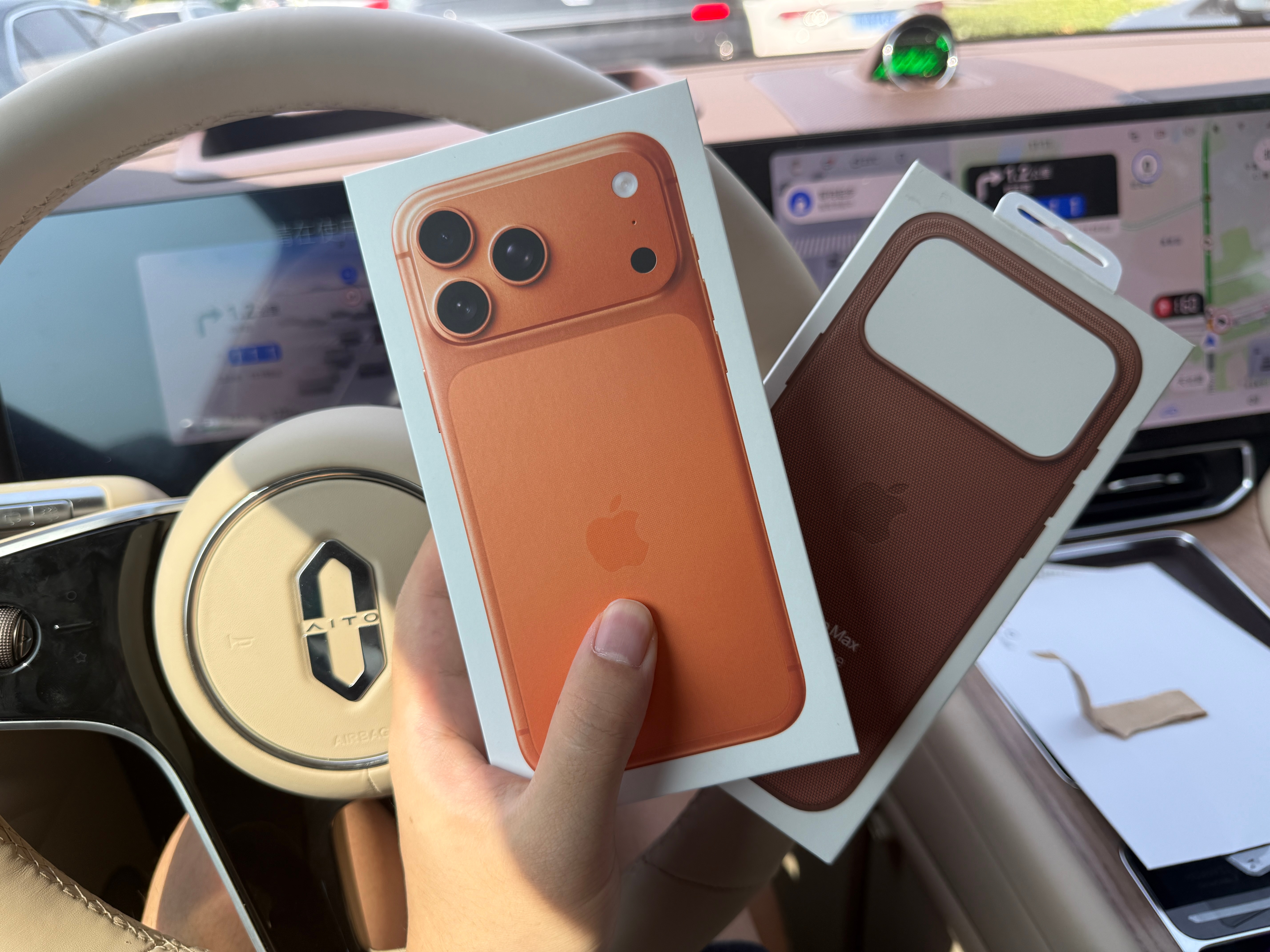 感谢菜宝的同城快递，一落地就拿到了新iPhone。果断选择了十分扎眼的橙色，就爱