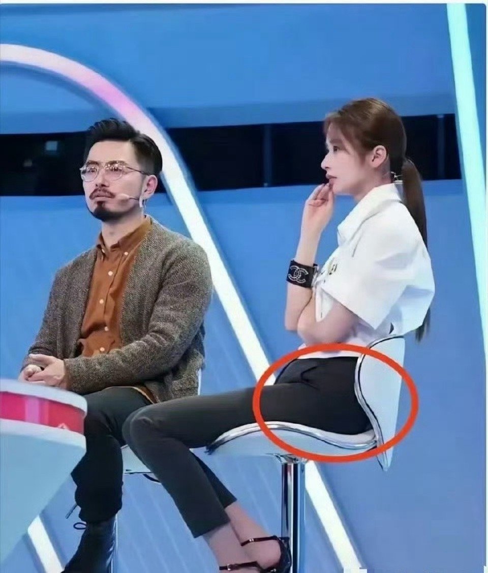 终于知道为什么很多女生上节目都喜欢穿裙子 ​​​