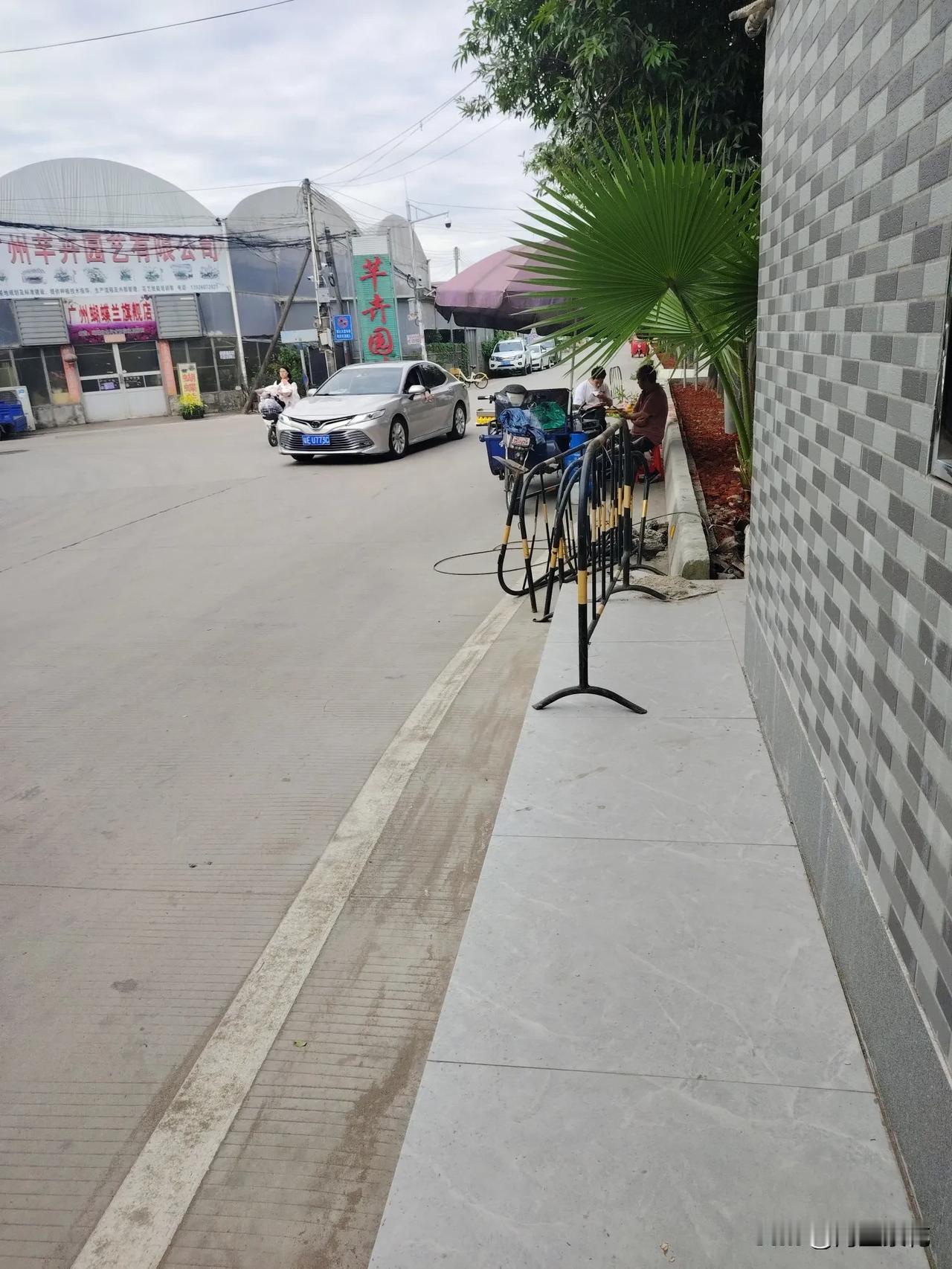 都说中国人是打不死的小强，在中国，就没有能饿死的人，只要你足够勤快，钱就是最容易