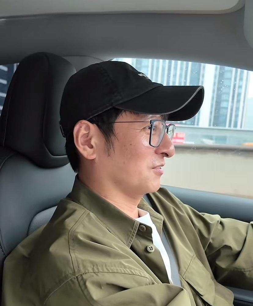 李维嘉这个鼻子好像假的一样。