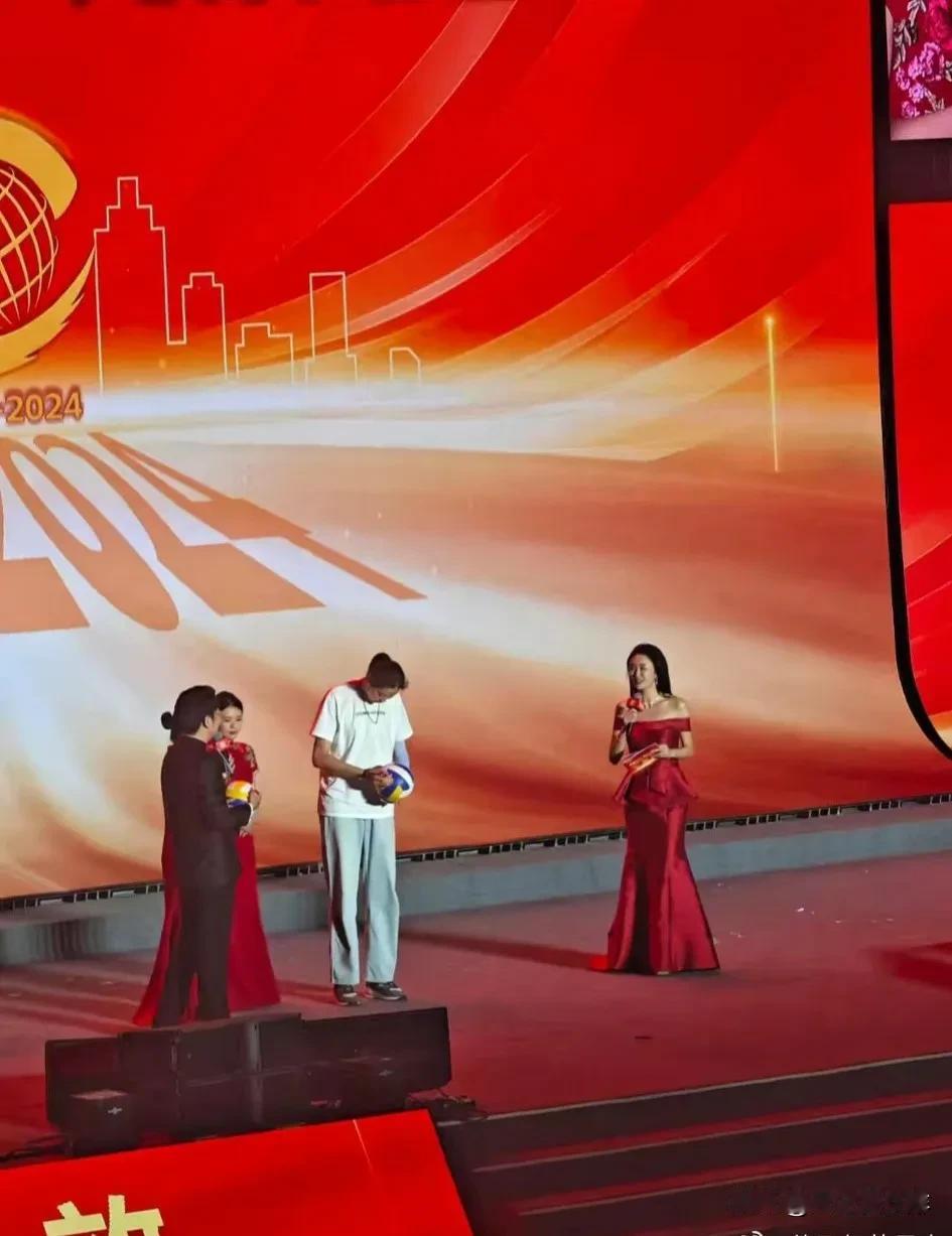 新鲜的朱婷来了！
最新消息：朱婷参加了河南双汇40周年汇演。
反正朱婷上台的时候