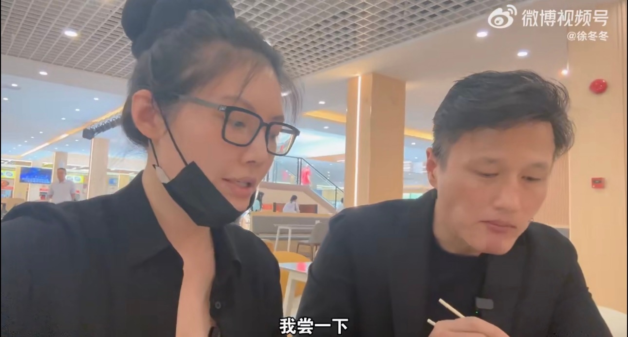 徐冬冬尹子维广东大学食堂撒狗粮徐冬冬“我尝一下”下一秒尹子维的筷子就递到嘴边来了